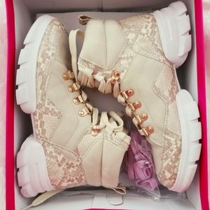 Women's shoes